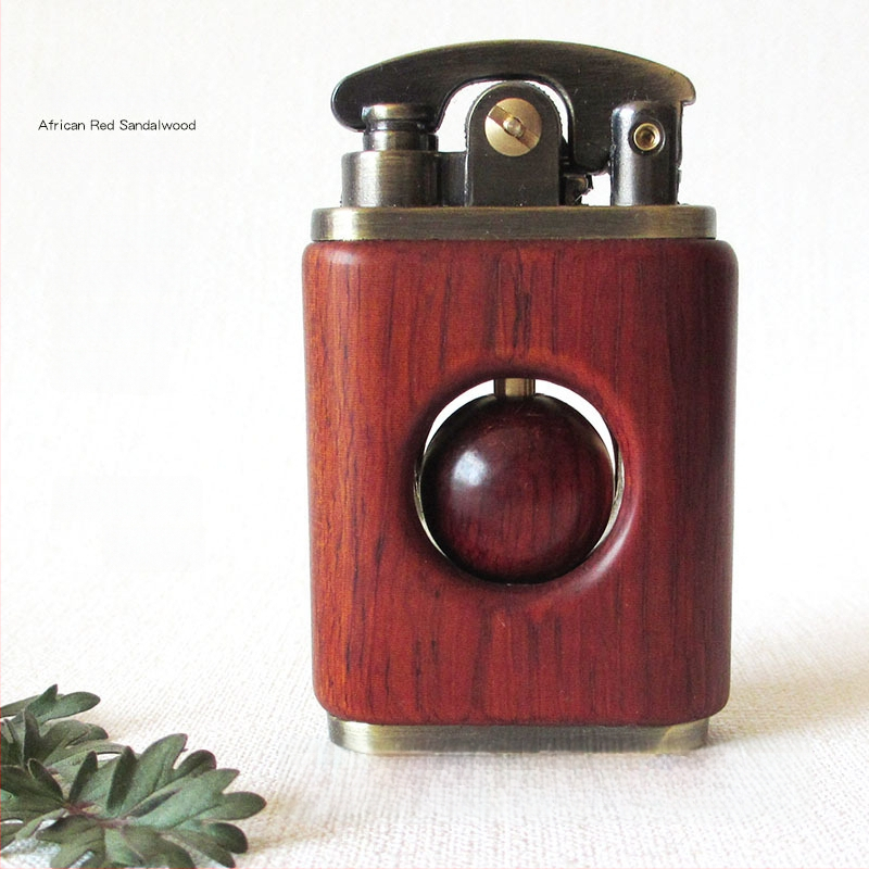 Kerozina aizdedzinātājs ar metāla korpusu un rosewood apdari, vēja izturīgs, logotipa gravēšana, dāvanu kastes iespēja