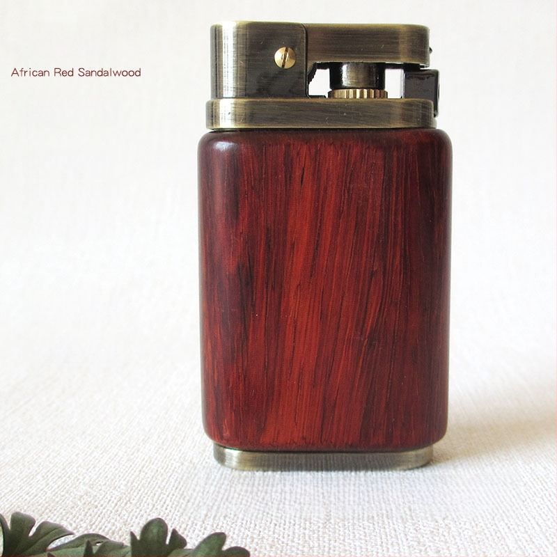 Kerozina aizdedzinātājs ar metāla korpusu un rosewood apdari, vēja izturīgs, logotipa gravēšana, dāvanu kastes iespēja