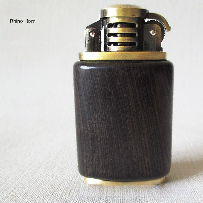 Kerozina aizdedzinātājs ar metāla korpusu un rosewood apdari, vēja izturīgs, logotipa gravēšana, dāvanu kastes iespēja