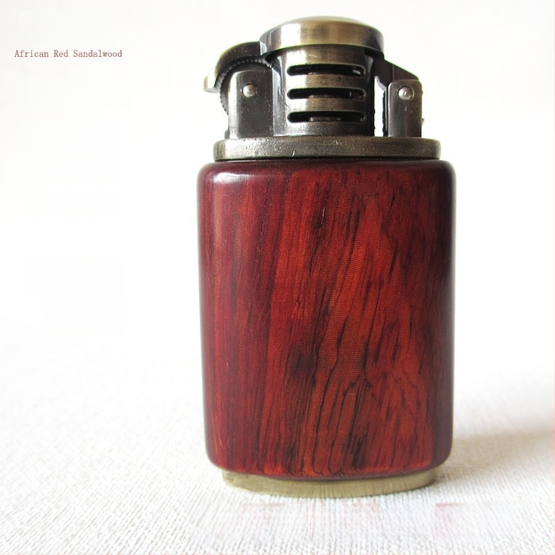 Kerozina aizdedzinātājs ar metāla korpusu un rosewood apdari, vēja izturīgs, logotipa gravēšana, dāvanu kastes iespēja