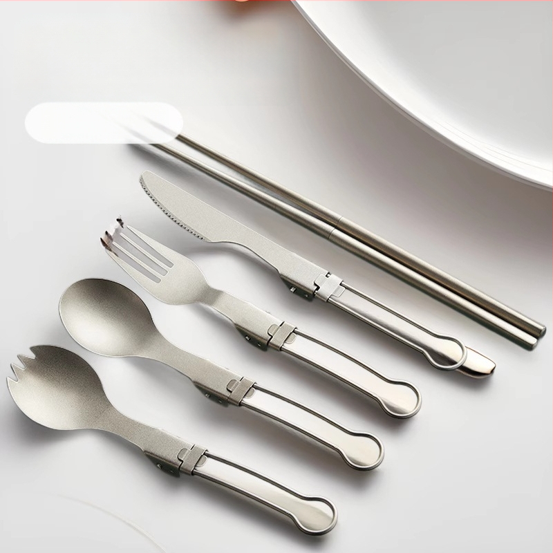 Titano stovyklinių įrankių rinkinys: sulankstomas peilis, šakutė, šaukštas, salotų šakutė ir lazdelės, veidrodinis poliravimas, lengvas ir nešiojamas