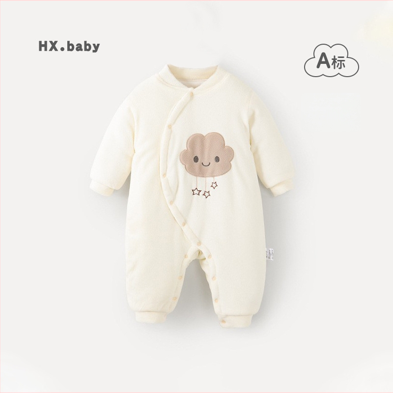 Kūdikio žieminis kombinezonas su poliesterio užpildymu, storas šilumos sluoksnis, ilgomis rankovėmis, be gobtuvo, diagoninis vienos eilės mygtukų užsegimas, 100% poliesteris, tinkamas naujagimiams 0–1 metų, iki 80 cm