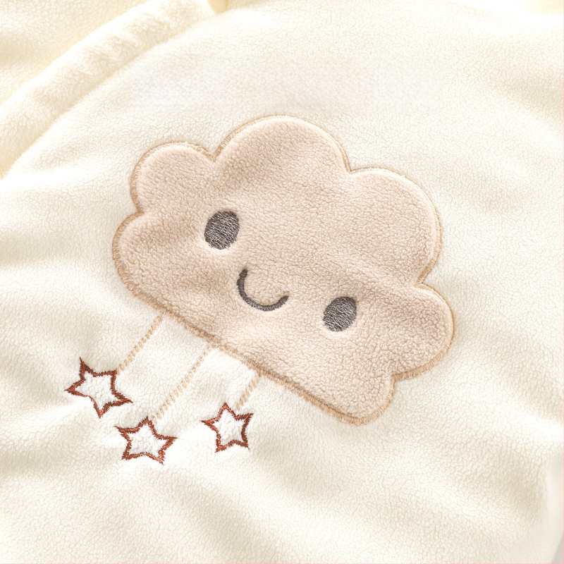 Kūdikio žieminis kombinezonas su poliesterio užpildymu, storas šilumos sluoksnis, ilgomis rankovėmis, be gobtuvo, diagoninis vienos eilės mygtukų užsegimas, 100% poliesteris, tinkamas naujagimiams 0–1 metų, iki 80 cm