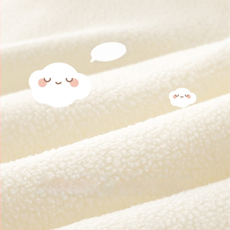 Kūdikio žieminis kombinezonas su poliesterio užpildymu, storas šilumos sluoksnis, ilgomis rankovėmis, be gobtuvo, diagoninis vienos eilės mygtukų užsegimas, 100% poliesteris, tinkamas naujagimiams 0–1 metų, iki 80 cm