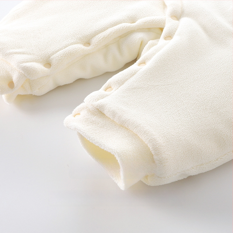 Kūdikio žieminis kombinezonas su poliesterio užpildymu, storas šilumos sluoksnis, ilgomis rankovėmis, be gobtuvo, diagoninis vienos eilės mygtukų užsegimas, 100% poliesteris, tinkamas naujagimiams 0–1 metų, iki 80 cm