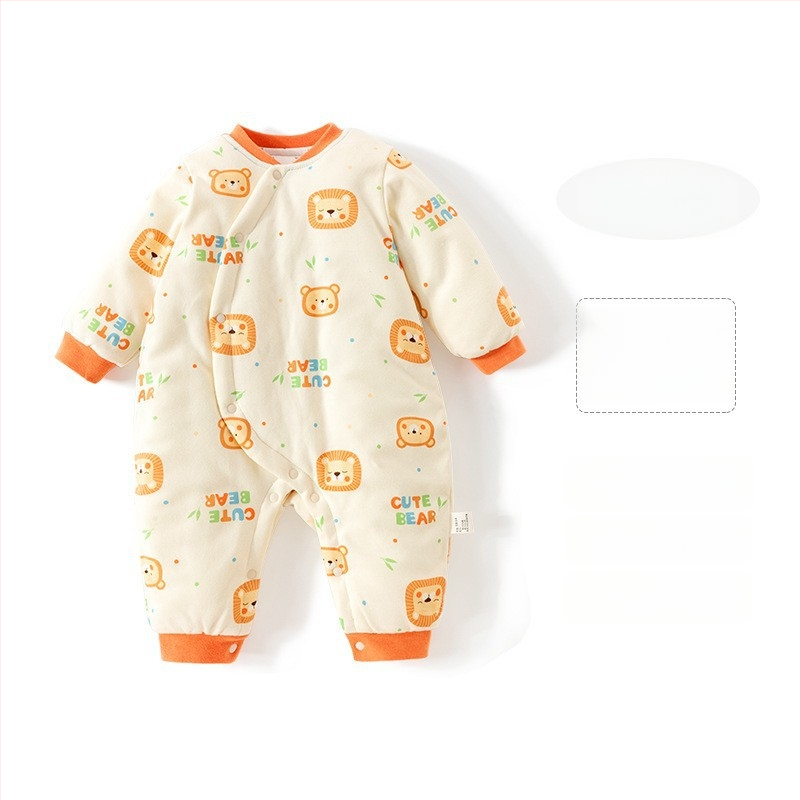 Kūdikio žieminis kombinezonas su poliesterio užpildymu, storas šilumos sluoksnis, ilgomis rankovėmis, be gobtuvo, diagoninis vienos eilės mygtukų užsegimas, 100% poliesteris, tinkamas naujagimiams 0–1 metų, iki 80 cm