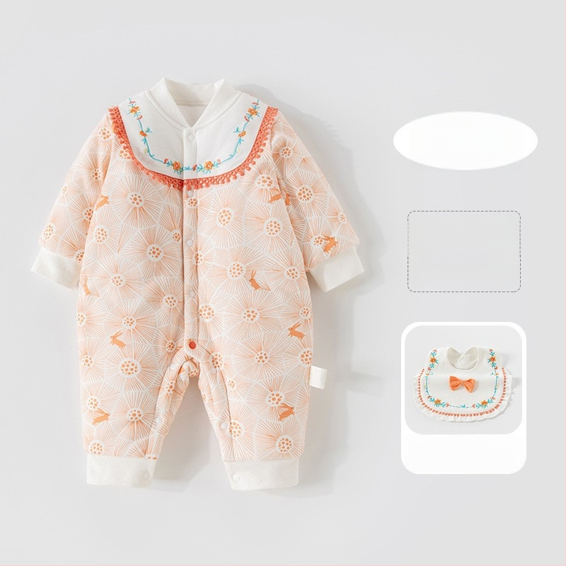 Kūdikio žieminis kombinezonas su poliesterio užpildymu, storas šilumos sluoksnis, ilgomis rankovėmis, be gobtuvo, diagoninis vienos eilės mygtukų užsegimas, 100% poliesteris, tinkamas naujagimiams 0–1 metų, iki 80 cm