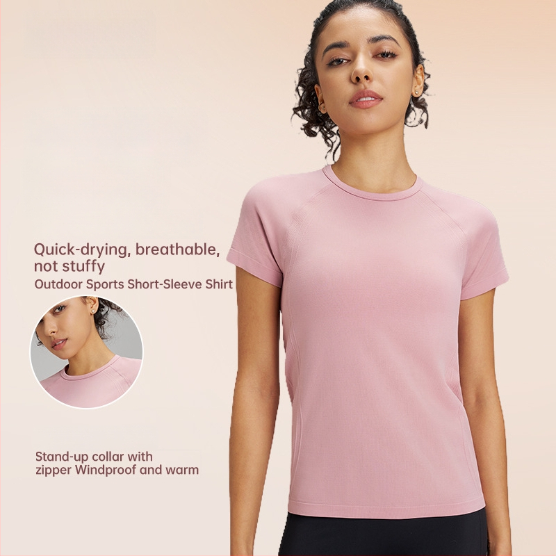 Lauko jogos marškinėliai moterims: kvėpuojantys, aukštos elastingumo ir greitai džiūstantys; audinys: cheminių pluoštų mišinys; sudėtis: 63% nailonas + 37% poliesteris; trumpomis rankovėmis; lieknas kirpimas; ilgis iki klubų; moterims.