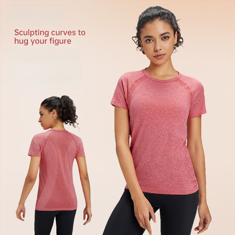 Lauko jogos marškinėliai moterims: kvėpuojantys, aukštos elastingumo ir greitai džiūstantys; audinys: cheminių pluoštų mišinys; sudėtis: 63% nailonas + 37% poliesteris; trumpomis rankovėmis; lieknas kirpimas; ilgis iki klubų; moterims.