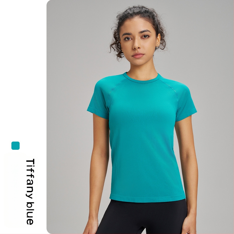 Lauko jogos marškinėliai moterims: kvėpuojantys, aukštos elastingumo ir greitai džiūstantys; audinys: cheminių pluoštų mišinys; sudėtis: 63% nailonas + 37% poliesteris; trumpomis rankovėmis; lieknas kirpimas; ilgis iki klubų; moterims.