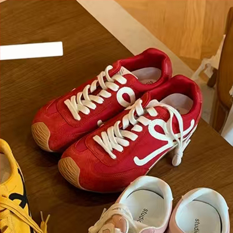 Női edzőcipő – balett-stílusú retro, színblokkal ellátott dizájn, magasságot növelő, bőr felsőrés, fűzős zárás, alacsony topp