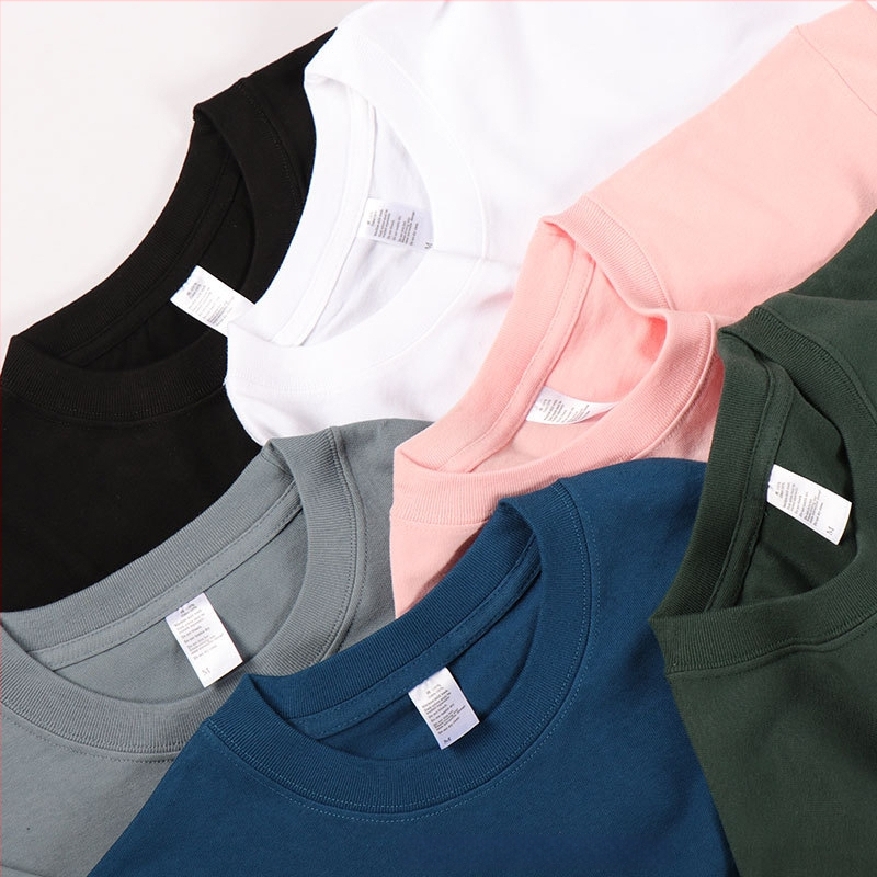 100% pamutból készült póló, kereknyakú, rövid ujjú, laza szabás, nehéz anyag