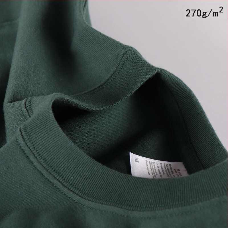 100% pamutból készült póló, kereknyakú, rövid ujjú, laza szabás, nehéz anyag