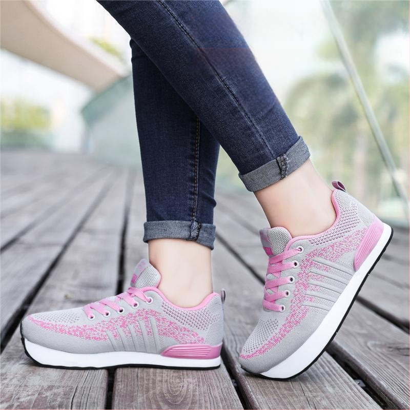 Visszafelé járáshoz tervezett sportcipő — hálós felsőrész, gumi talp, alacsony sarok 1–3 cm, magas felső rész 3–7 cm, fűző elöl