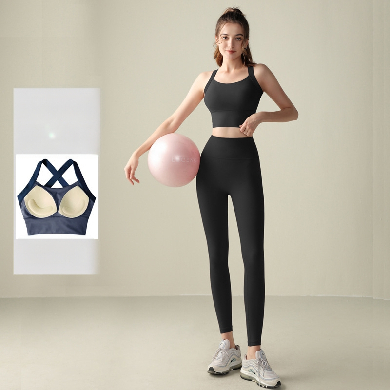 Joga komplektas moterims: be rankovių viršus ir siauros nailoninės kelnės, įtrauktos krūties pagalvėlės