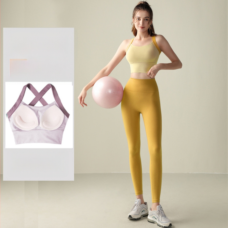 Joga komplektas moterims: be rankovių viršus ir siauros nailoninės kelnės, įtrauktos krūties pagalvėlės