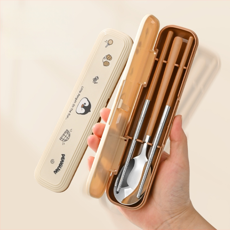 316 nerūdijančio plieno vaikų stalo įrankių rinkinys – vienam asmeniui, 3 dalys (valgomosios lazdelės, šaukštas, šakutė) su nešiojama laikymo dėžute, veidrodinis paviršius, nordinis stilius, 2024 m. pristatymas, pritaikymas galimas