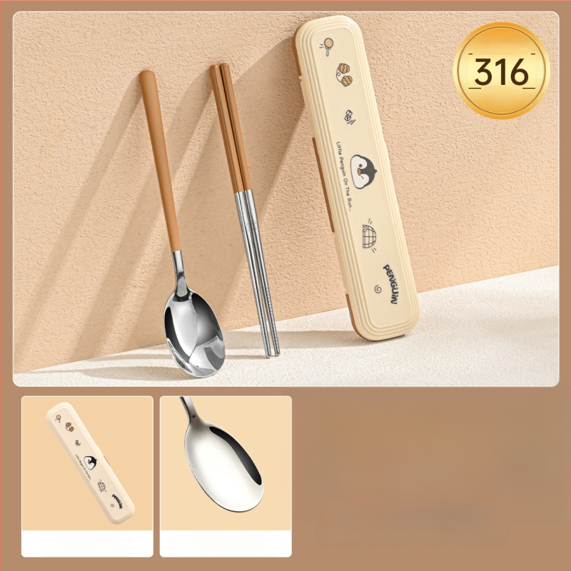 316 nerūdijančio plieno vaikų stalo įrankių rinkinys – vienam asmeniui, 3 dalys (valgomosios lazdelės, šaukštas, šakutė) su nešiojama laikymo dėžute, veidrodinis paviršius, nordinis stilius, 2024 m. pristatymas, pritaikymas galimas