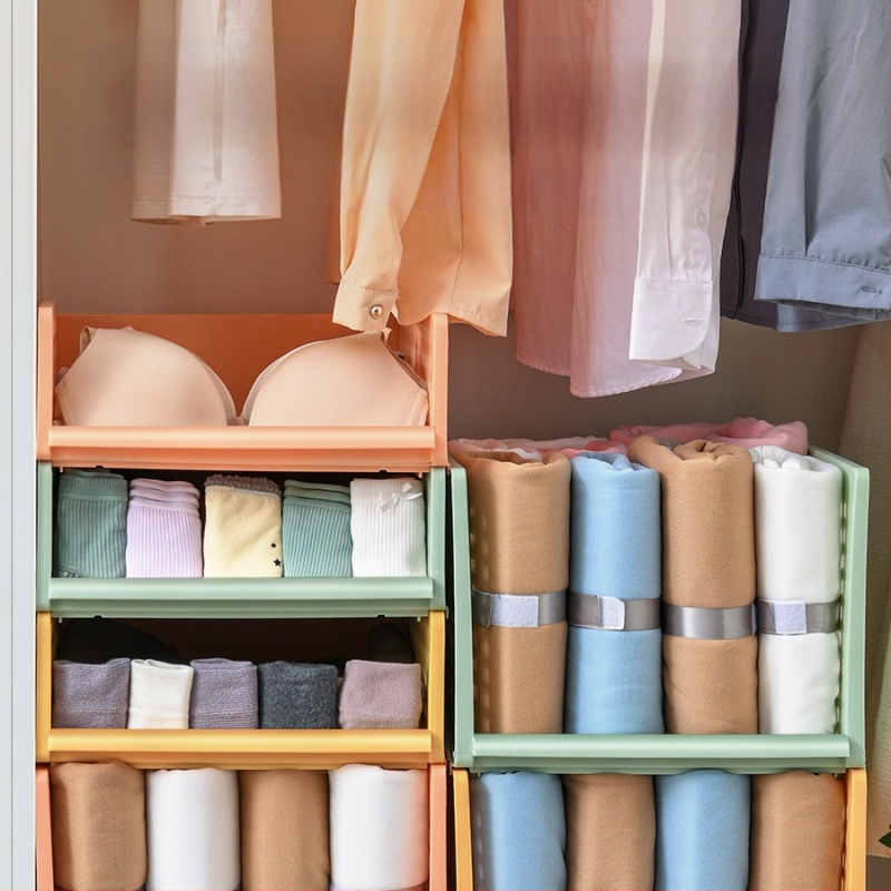 Plastikust riidekapi korraldaja kihiliste eraldajatega, virnastatavate korvidega sahtlitega suur kapp, jaapani stiil