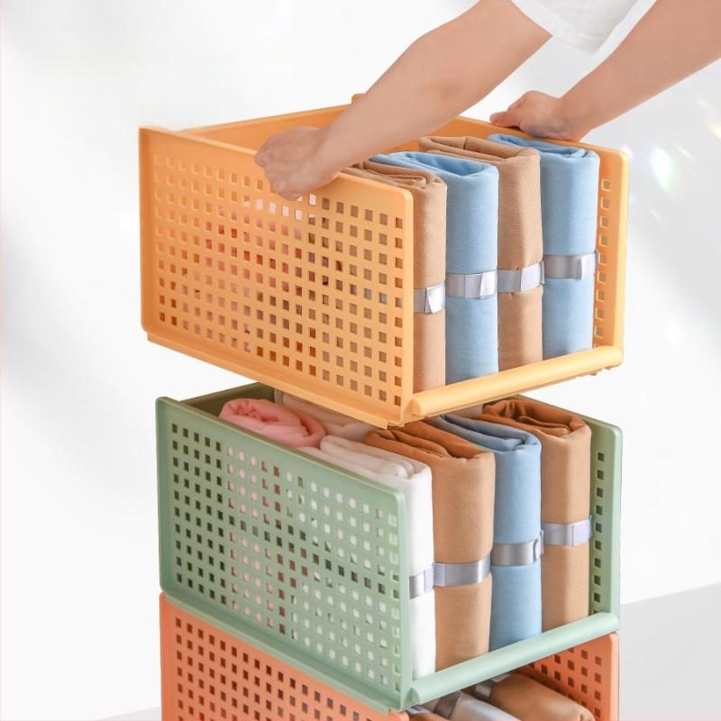 Plastikust riidekapi korraldaja kihiliste eraldajatega, virnastatavate korvidega sahtlitega suur kapp, jaapani stiil
