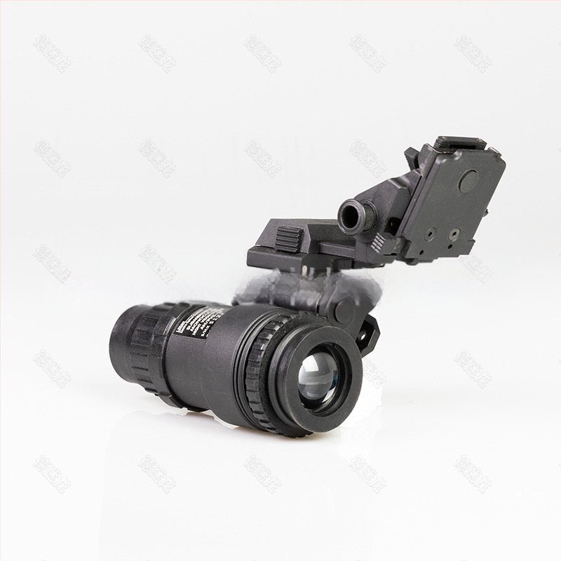 PVS18 jednooké nočné videnie model sadu s odťahovacím vozíkom a príslušenstvom prilby FAST/MICH — De Millon; typ: model nočného videnia; hmotnosť: 190 (model) / 145 (vedro); účinná vzdialenosť videnia: 0