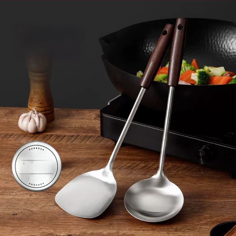 Nerūdijančio plieno virtuvės įrankių rinkinys su medine rankena: sriubos šaukštas, perforuotas šaukštas, kepimo mentele; aukštos temperatūros atsparumas; apsauga nuo nudegimų