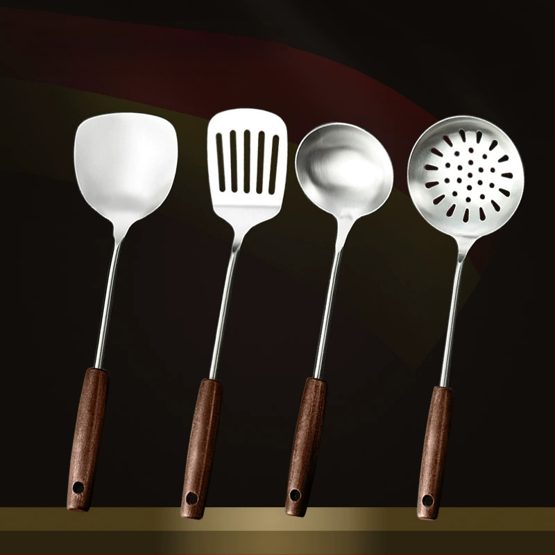 Nerūdijančio plieno virtuvės įrankių rinkinys su medine rankena: sriubos šaukštas, perforuotas šaukštas, kepimo mentele; aukštos temperatūros atsparumas; apsauga nuo nudegimų