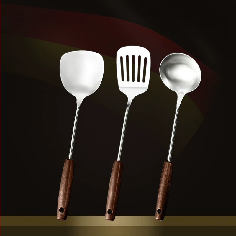 Nerūdijančio plieno virtuvės įrankių rinkinys su medine rankena: sriubos šaukštas, perforuotas šaukštas, kepimo mentele; aukštos temperatūros atsparumas; apsauga nuo nudegimų