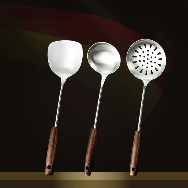 Nerūdijančio plieno virtuvės įrankių rinkinys su medine rankena: sriubos šaukštas, perforuotas šaukštas, kepimo mentele; aukštos temperatūros atsparumas; apsauga nuo nudegimų