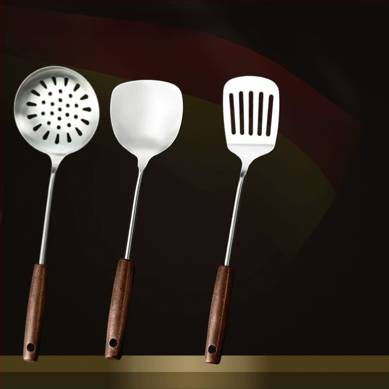 Nerūdijančio plieno virtuvės įrankių rinkinys su medine rankena: sriubos šaukštas, perforuotas šaukštas, kepimo mentele; aukštos temperatūros atsparumas; apsauga nuo nudegimų