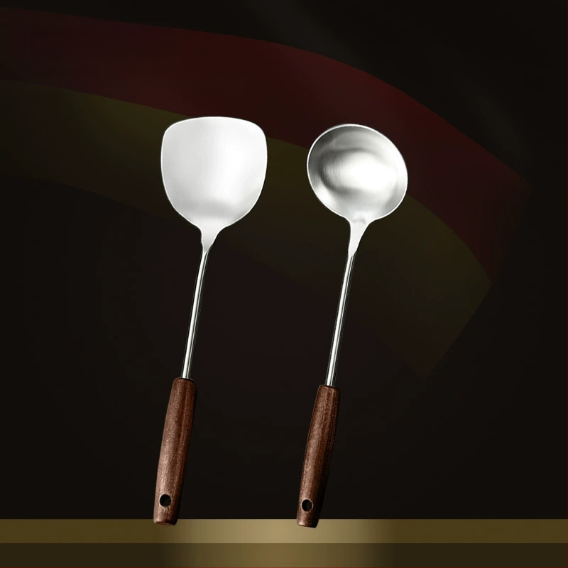 Nerūdijančio plieno virtuvės įrankių rinkinys su medine rankena: sriubos šaukštas, perforuotas šaukštas, kepimo mentele; aukštos temperatūros atsparumas; apsauga nuo nudegimų