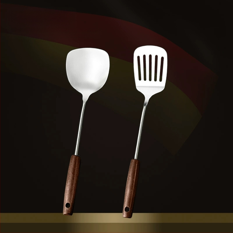Nerūdijančio plieno virtuvės įrankių rinkinys su medine rankena: sriubos šaukštas, perforuotas šaukštas, kepimo mentele; aukštos temperatūros atsparumas; apsauga nuo nudegimų