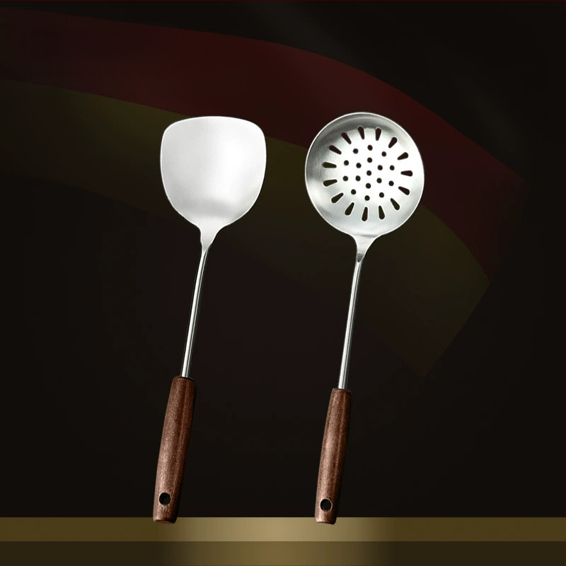 Nerūdijančio plieno virtuvės įrankių rinkinys su medine rankena: sriubos šaukštas, perforuotas šaukštas, kepimo mentele; aukštos temperatūros atsparumas; apsauga nuo nudegimų