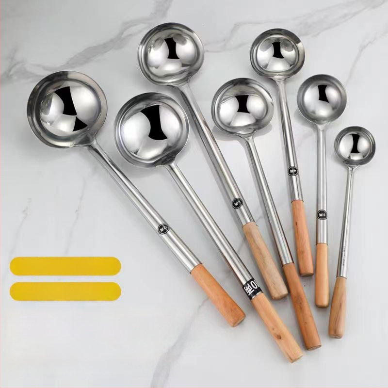 Nerezová lyžica na varenie s rukoväťou zo dreva alebo z nehrdzavejúcej ocele – protišmyková, moderný minimalistický štýl