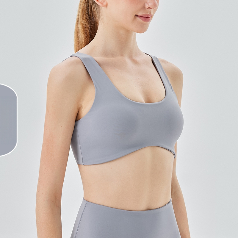 Sportinė liemenėlė; push-up ir atsparus smūgiams; 3/4 puodeliai; vidutinio puodelio forma; pagrindinė medžiaga 75% nailonas, pamušalas 25% spandeks