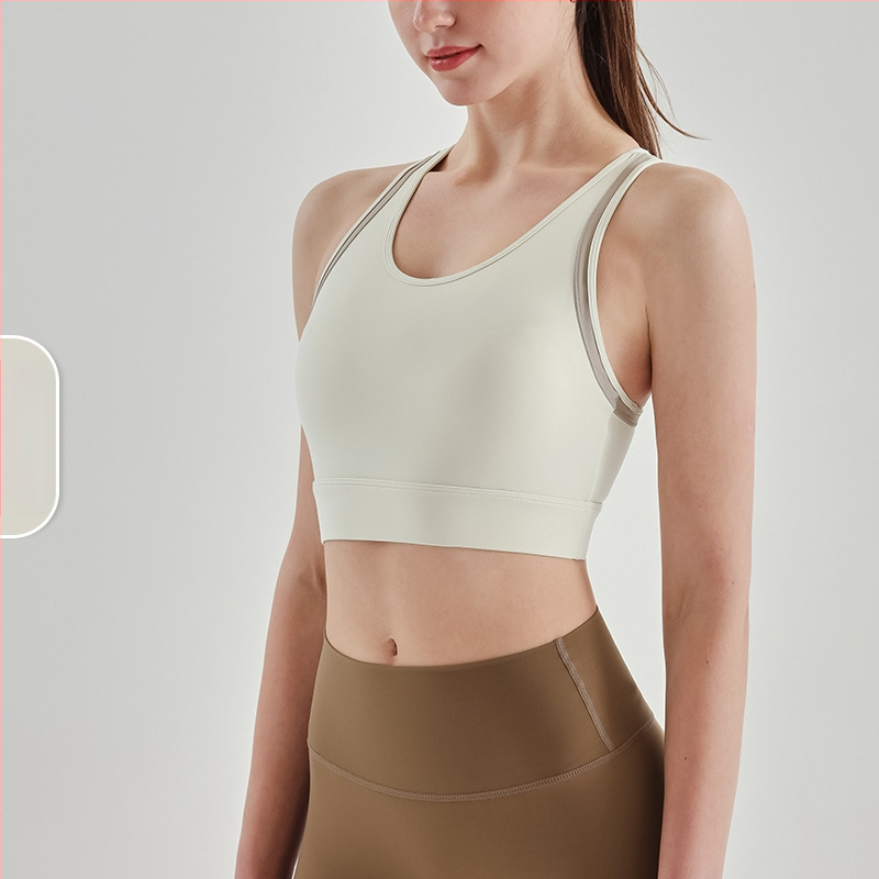 Sportinė liemenėlė; push-up ir atsparus smūgiams; 3/4 puodeliai; vidutinio puodelio forma; pagrindinė medžiaga 75% nailonas, pamušalas 25% spandeks