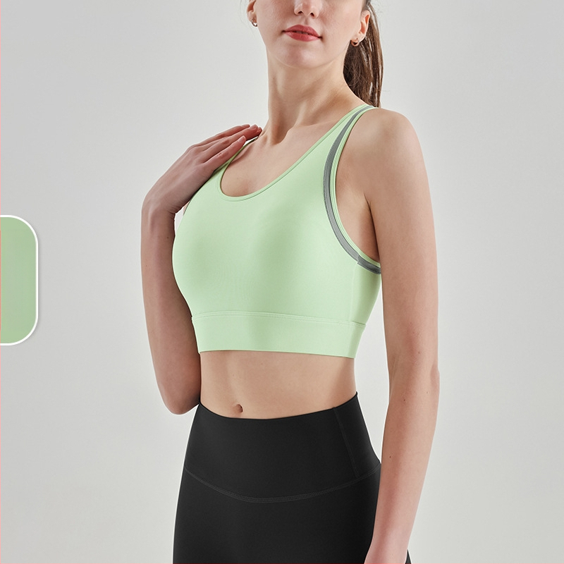 Sportinė liemenėlė; push-up ir atsparus smūgiams; 3/4 puodeliai; vidutinio puodelio forma; pagrindinė medžiaga 75% nailonas, pamušalas 25% spandeks