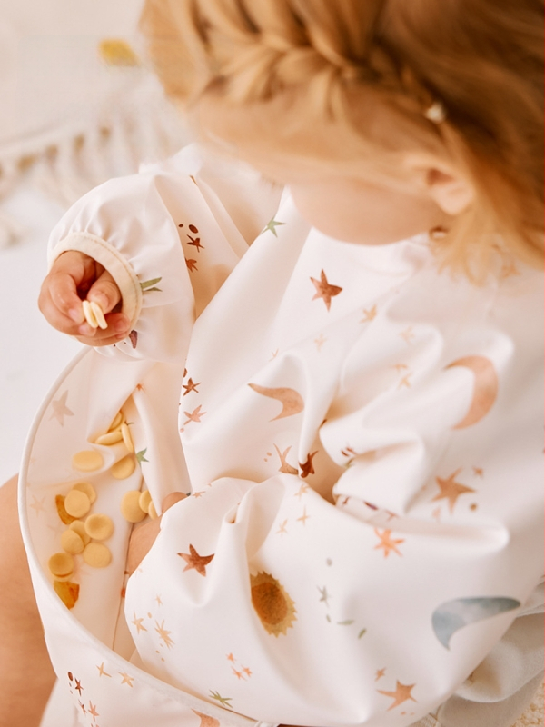 Vaikų valgymo apsiaustas su ilgomis rankovėmis – animacinis raštas, atsparus vandeniui, dėmių atsparumas, tinkamas naujagimiams 0–1 m