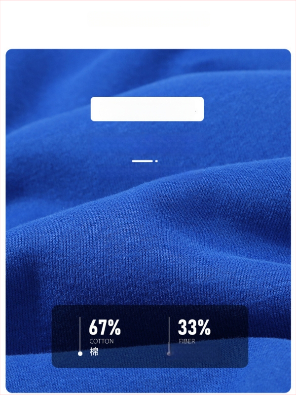 Medvilninis džemperis su poliesterio pamušalu, laisvas kirpimo, be apykaklės, priekyje sagų plokštelė su vienu sagų, skaitmeninis spaudas su logotipu.