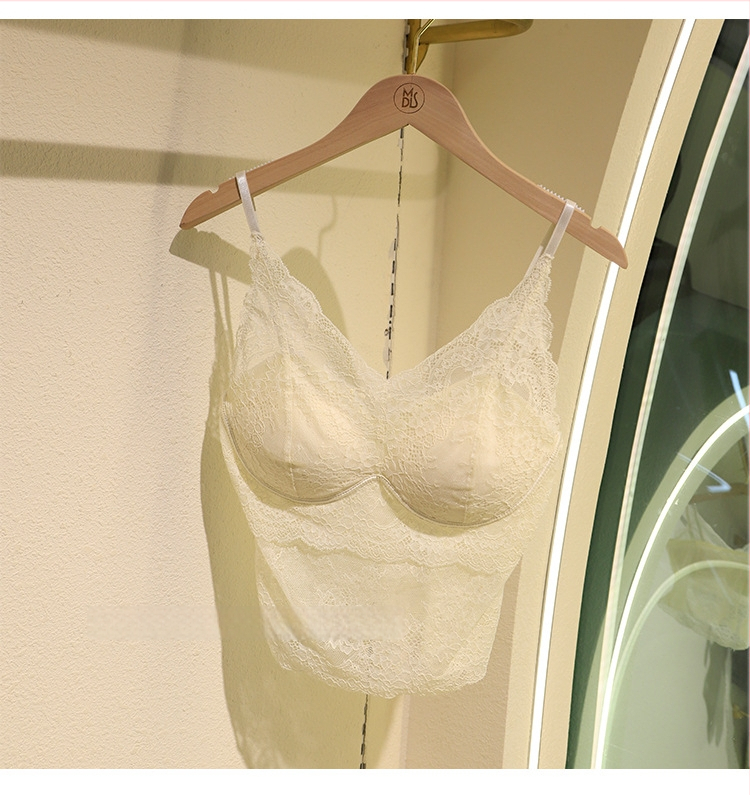 Nailonist pitsiline kamisool prantsuse stiilis, 3/4 õhuke vormitud kupp ja sisseehitatud rinnahoidja, ilus tagapaneel