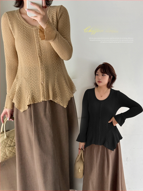 Moteriškas topas su apvaliu kaklu ir platėjančiomis rankovėmis, džakardo audinys su stora mezgimo struktūra, poliesteris-elastanas, Žiema 2025