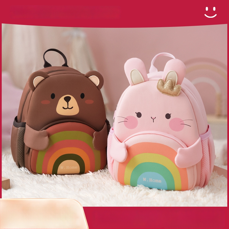 Lapse koolikott, hingav, ülilahe ja antibakteriaalne, loomamustriga; materjal: diving cloth; kandmise süsteem: õhu padja rihmad