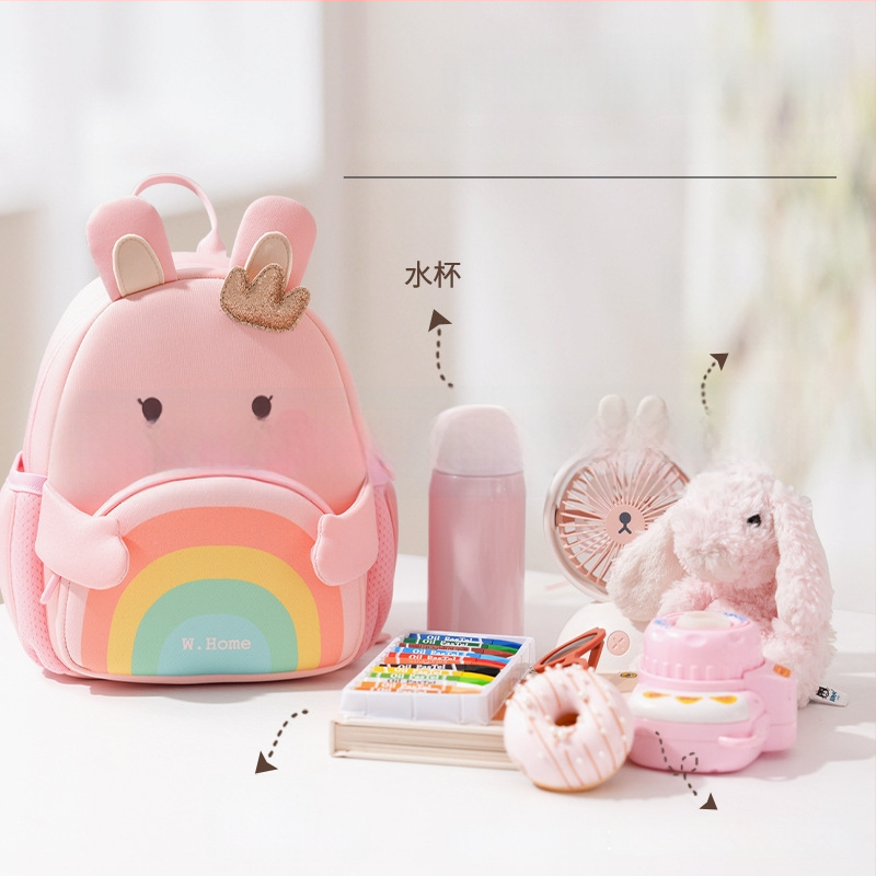 Lapse koolikott, hingav, ülilahe ja antibakteriaalne, loomamustriga; materjal: diving cloth; kandmise süsteem: õhu padja rihmad