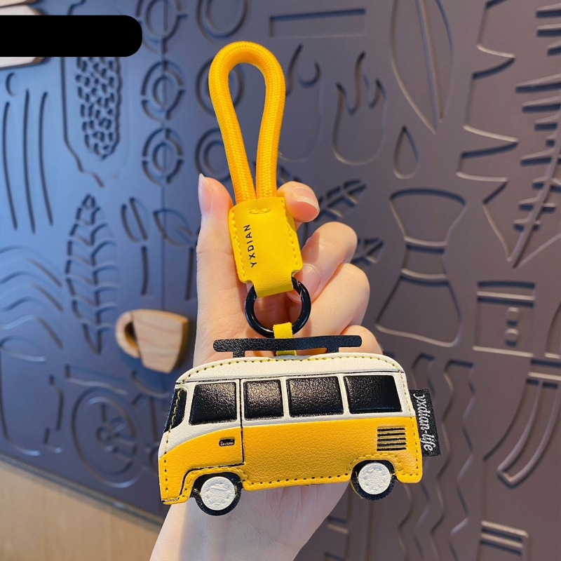 Ādas karikatūru atslēgu piekariņš ar transportlīdzekļu motīviem – automašīna, lidmašīna un autobuss