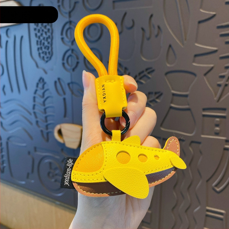 Ādas karikatūru atslēgu piekariņš ar transportlīdzekļu motīviem – automašīna, lidmašīna un autobuss