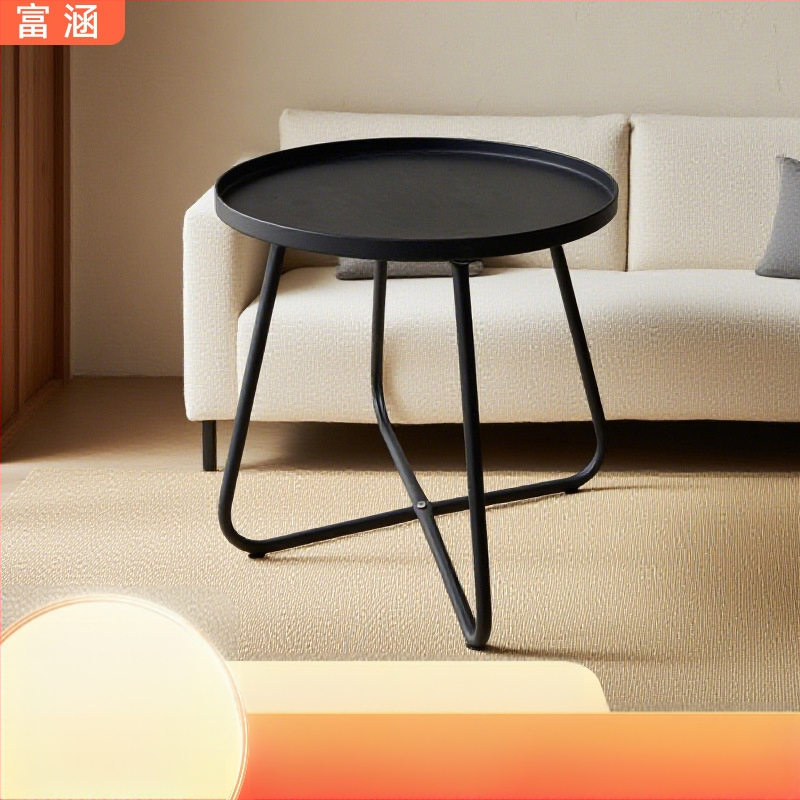 Apskritis metalinis kavos staliukas svetainėje, modernus minimalistinis stilius, lengvai išardomas