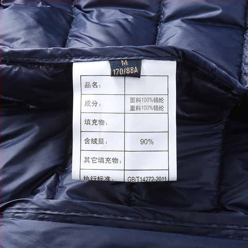 Púštná bunda s 90% bieleho kačacieho peria, vonkajší materiál nylon 100%, podšívka 100% nylon, dĺžka 50–65 cm, kapucňa, stojací golier, zips