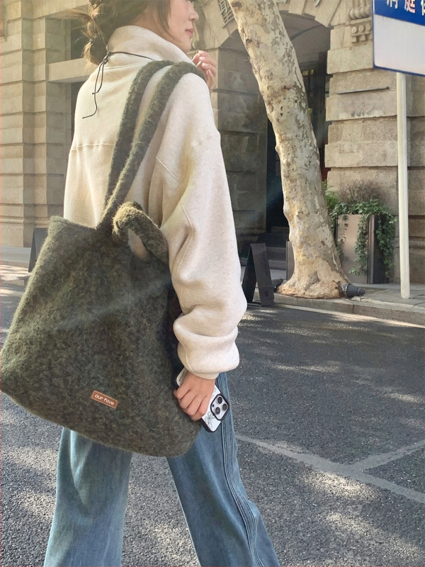 Linna stiilis villane tote kott, horisontaalne ruutu kuju, magnetlukustus, sisemine zip-lukk ja telefoni tasku