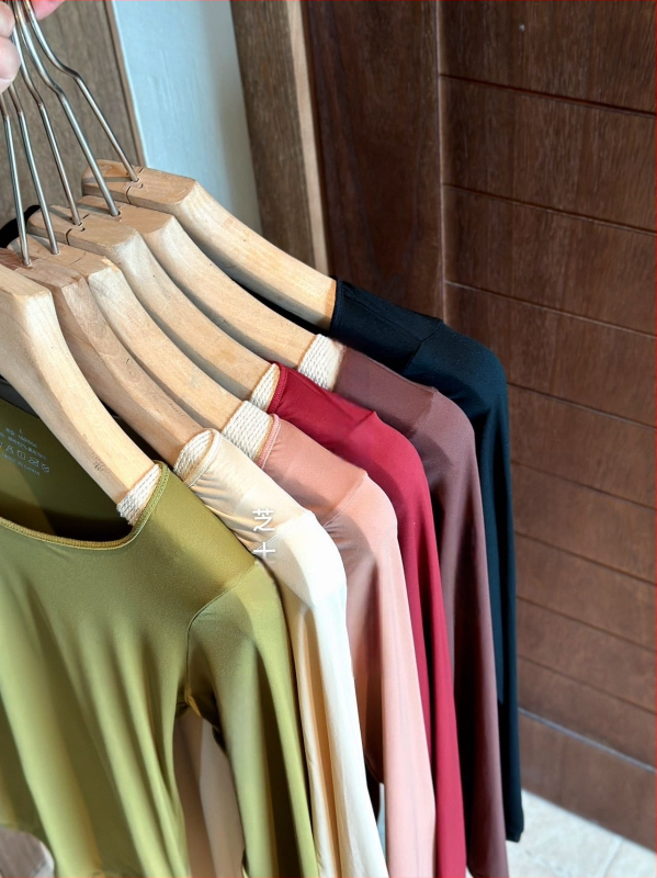 Moterų terminis pagrindinis komplektas — ultra plonas nailono pagrindinis sluoksnis, be siūlių, odai malonus, išlaiko šilumą, ilgomis rankovėmis viršutinė dalis + ilgos kelnės