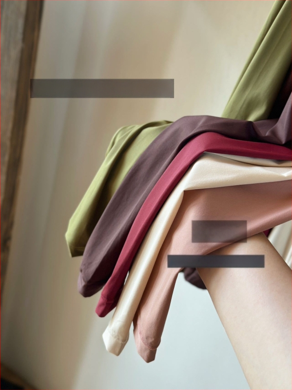 Moterų terminis pagrindinis komplektas — ultra plonas nailono pagrindinis sluoksnis, be siūlių, odai malonus, išlaiko šilumą, ilgomis rankovėmis viršutinė dalis + ilgos kelnės